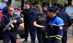 La police française a sécurisé la zone après qu'un enseignant a été tué et plusieurs personnes blessées lors d'une attaque au couteau au lycée Gambetta-Carnot d'Arras