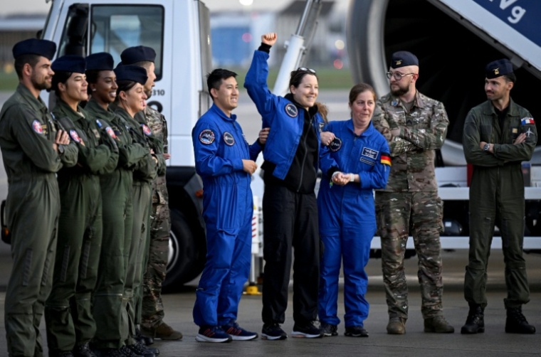 L'astronaute française Sophie Adenot (C)  à son arrivée à l'aéroport de Cologne, le 10 octobre 2026  ( AFP / INA FASSBENDER )