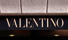Le logo de Valentino à l'extérieur d'une boutique à Milan