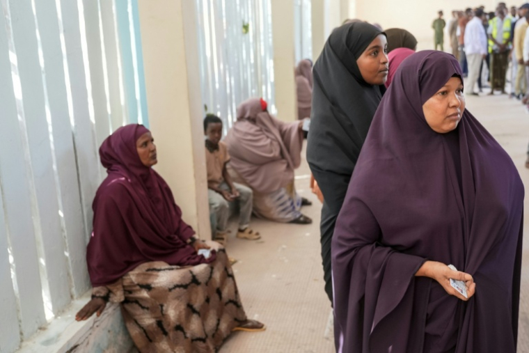 Attente dans un bureau de vote lors des élections locales à Mogadiscio, le 25 décembre 2025 en Somalie ( AFP / Hassan Ali ELMI )
