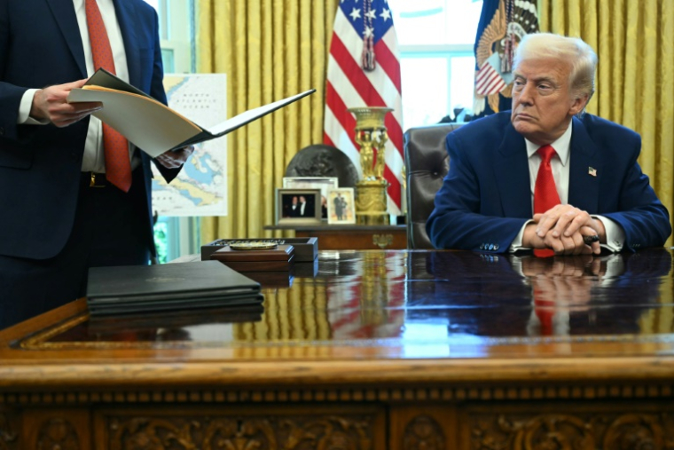 Donald Trump, dans le bureau ovale de la Maison Blanche, le 9 avril 2025 à Washington, capitale des Etats-Unis. ( AFP / SAUL LOEB )