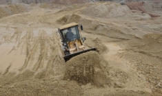 Un ouvrier opère un bulldozer sur un site d'extraction de terres rares dans le comté de Nancheng, province du Jiangxi