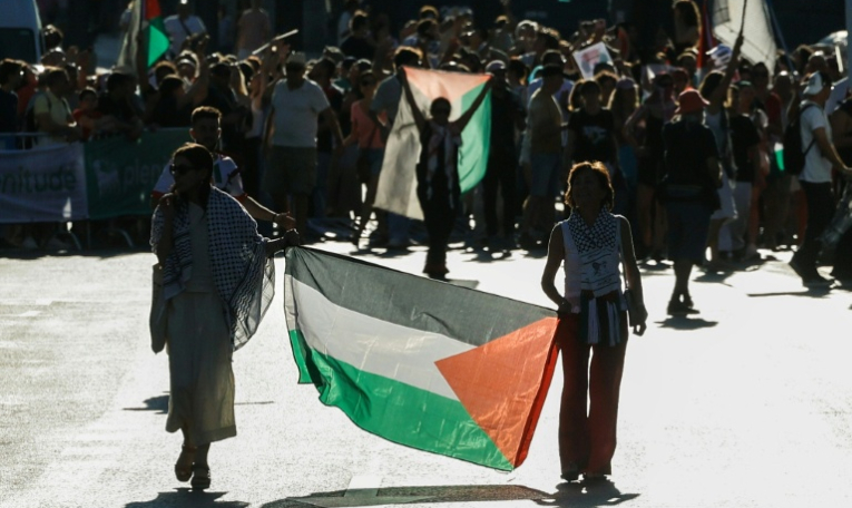 Des manifestants propalestiniens interrompent la Vuelta à Madrid, le 14 septembre 2025 ( AFP / Óscar del Pozo )