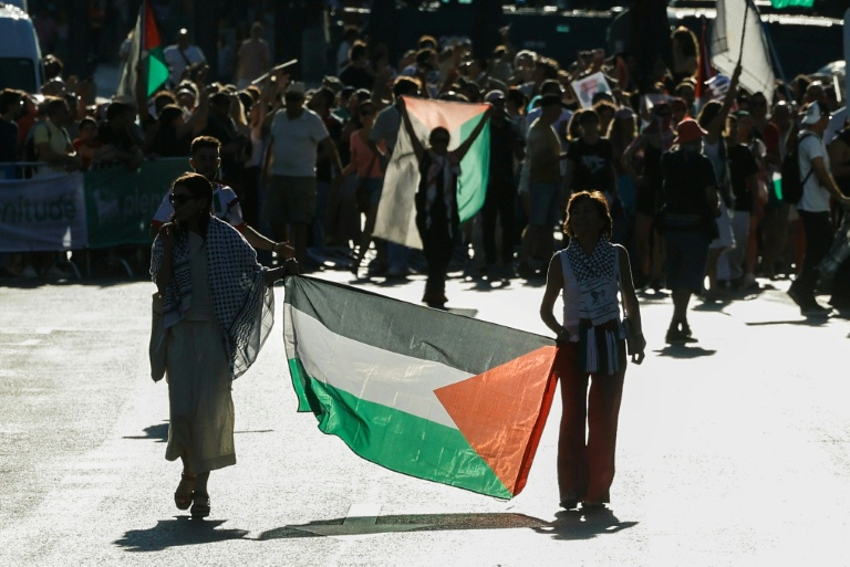 Des manifestants propalestiniens interrompent la Vuelta à Madrid, le 14 septembre 2025 ( AFP / Óscar del Pozo )