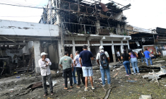 Des passants devant les dégâts provoqués par l'explosion d'une voiture piégée à Corinto, en Colombie, le 10 juin 2025 ( AFP / JOAQUIN SARMIENTO )
