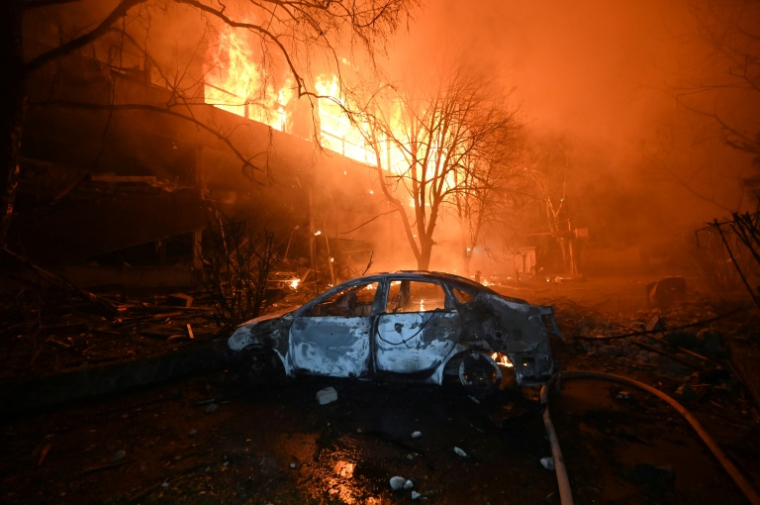 Un immeuble en flammes après des frappes russes à Kharkiv, le 11 juin 2025 en Ukraine ( AFP / SERGEY BOBOK )