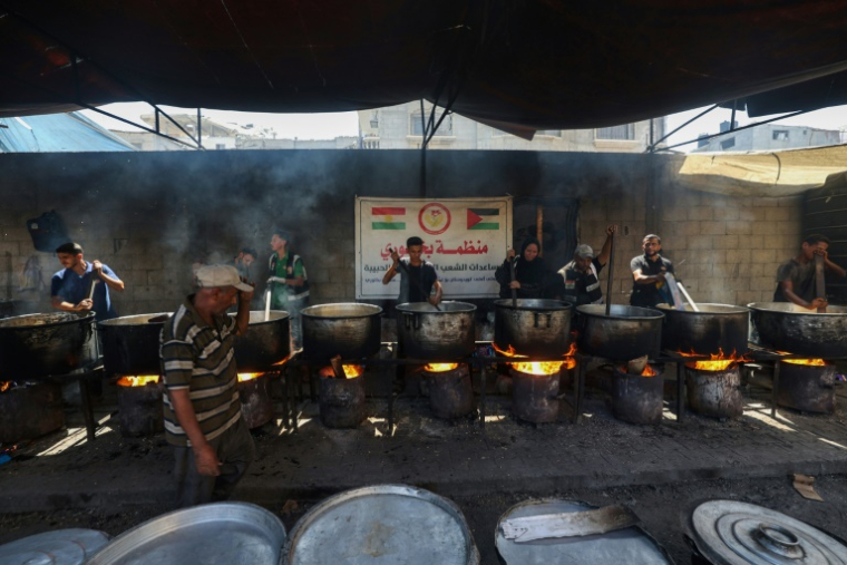 Des Palestiniens cuisinent en grandes quantités dans une cuisine caritative pour distribuer aux déplacés à Nousseirat, dans la bande de Gaza, le 4 septembre 2025 ( AFP / Eyad BABA )
