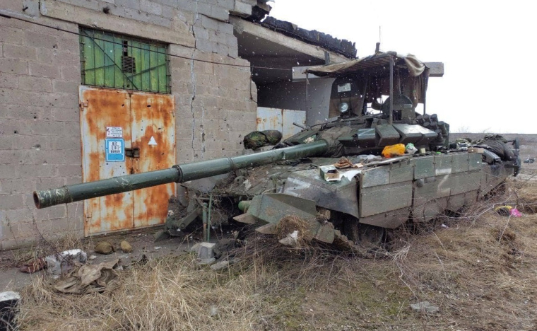 Un tank russe détruit non loin de Marioupol en mars 2022 (ministère de l'intérieur d'Ukraine)