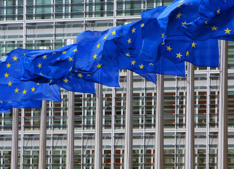 Des drapeaux de l'Union Européenne sont visibles devant le siège de la Commission européenne à Bruxelles