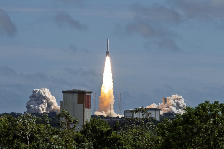 Une fusée Ariane 6 décolle de Kourou, le 17 juin 2026 ( AFP / RONAN LIETAR )