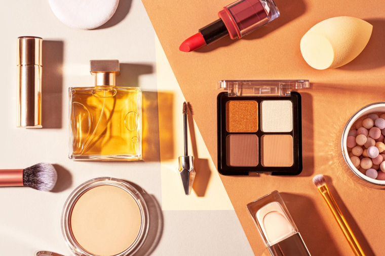 Des plateformes proposent des cosmétiques invendus à des tarifs attractifs. ( crédit photo : Getty Images )