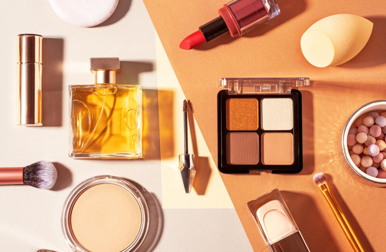 Des plateformes proposent des cosmétiques invendus à des tarifs attractifs. ( crédit photo : Getty Images )