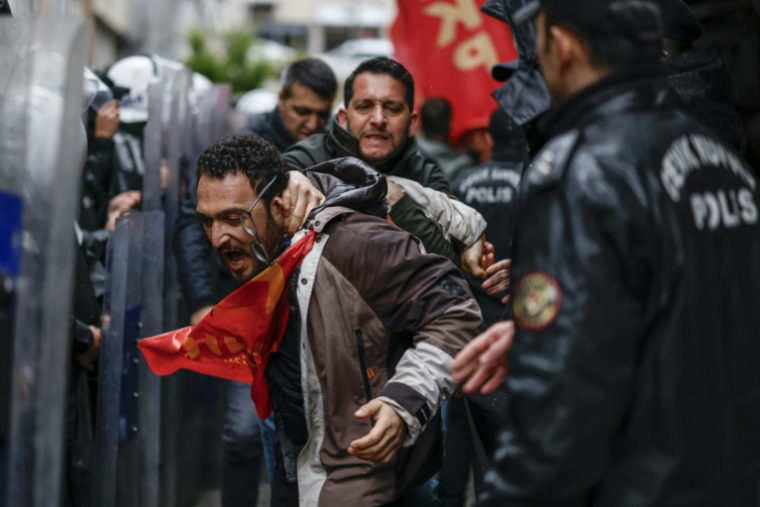 Des policiers arrêtent un manifestant lors d'un rassemblement à l'occasion de la Journée internationale des travailleurs, à Istanbul, le 1er mai 2026 en Turquie ( AFP / BERK OZKAN )
