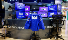 Une veste est suspendue à une chaise posée à même le sol à la Bourse de New York (NYSE), à New York.