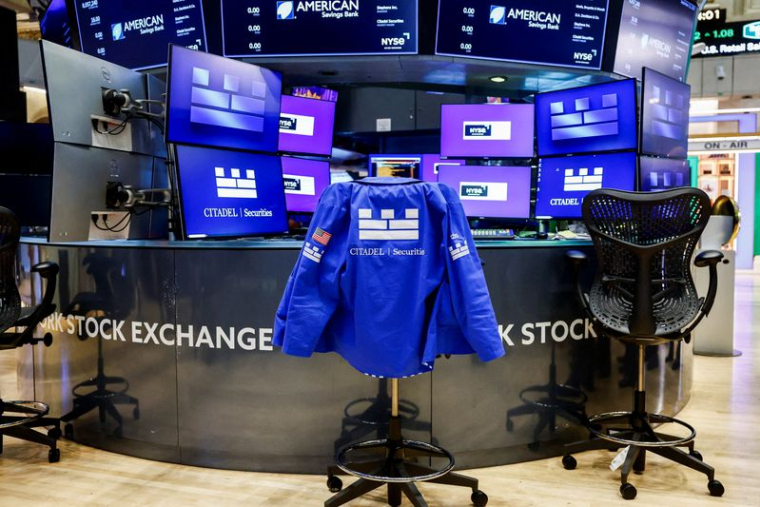 Une veste est suspendue à une chaise posée à même le sol à la Bourse de New York (NYSE), à New York.
