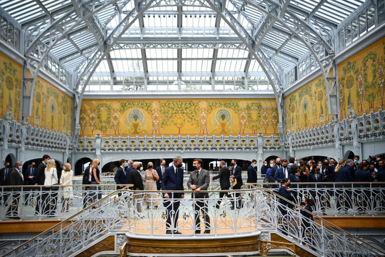 Emmanuel Macron et Bernard Arnault à La Samaritaine le 21 juin 2021.  ( AFP / CHRISTOPHE ARCHAMBAULT )