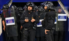 Chaos devant le stade avant le derby de Barcelone, une voiture fonce dans la foule