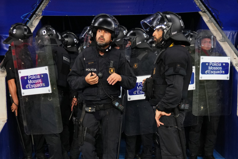 Chaos devant le stade avant le derby de Barcelone, une voiture fonce dans la foule