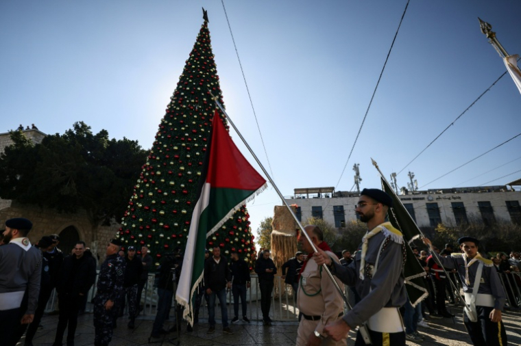Des Scouts défilent lors des célébrations de la veille de Noël sur la place de la Mangeoire, devant l'église de la Nativité à Bethléem, en Cisjordanie occupée, le 24 décembre 2025 ( AFP / HAZEM BADER )