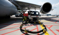 Un avion de la Lufthansa en cours de ravitaillement à l'aéroport de Francfort
