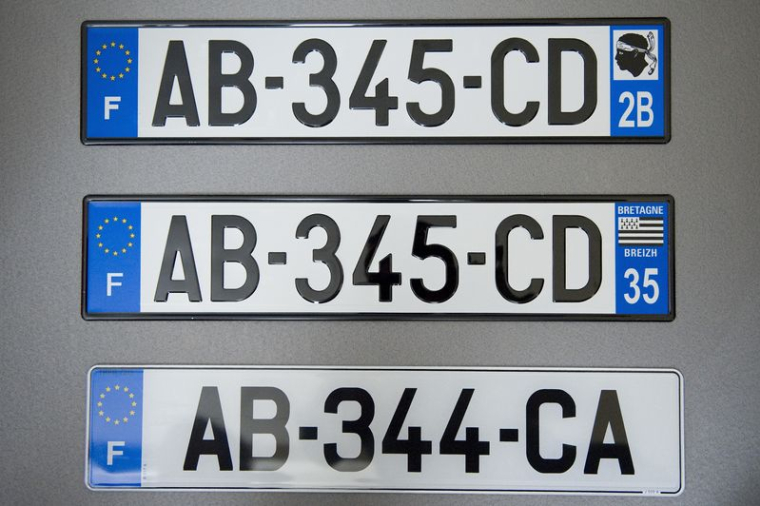 Photo de plaques d'immatriculation prise lors d'une présentation du nouveau système