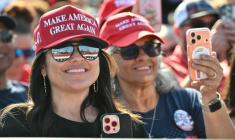 Des partisanes de Donald Trump assistent à un discours du président américain au port de Corpus Christi, au Texas, le 27 février 2026 ( AFP / Mandel NGAN )