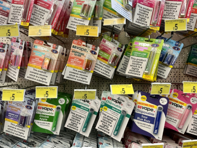 Des cigarettes électroniques en vente dans un magasin à Liverpool, le 15 juillet 2023, dans le nord-ouest de l'Angleterre ( AFP / Paul ELLIS )