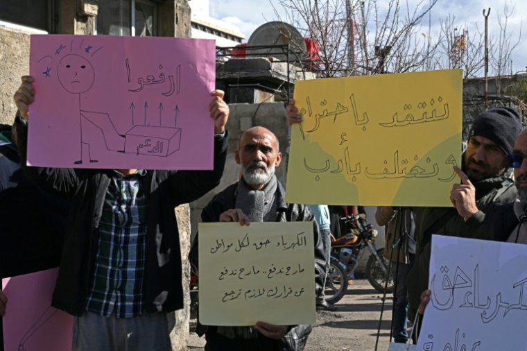 Des manifestants à Damas, protestant contre la hausse des prix de l'électricité en Syrie, le 29 janvier 2026 ( AFP / LOUAI BESHARA )