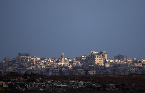 Vue générale des bâtiments endommagés à Gaza, depuis Israël