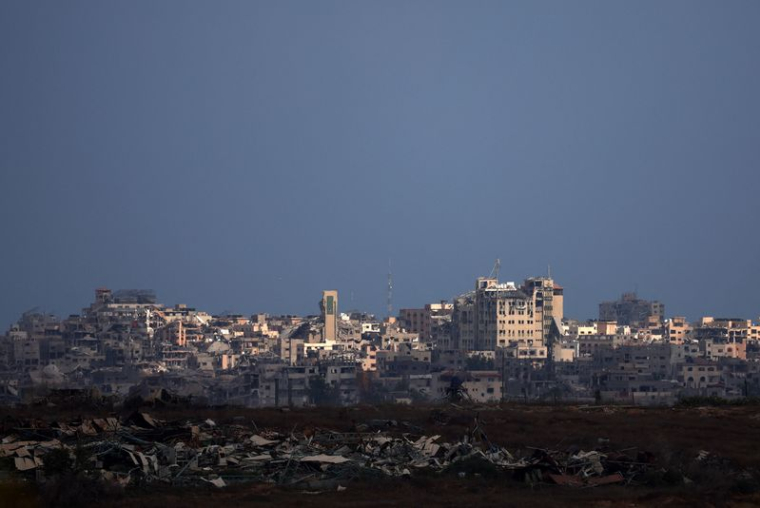 Vue générale des bâtiments endommagés à Gaza, depuis Israël