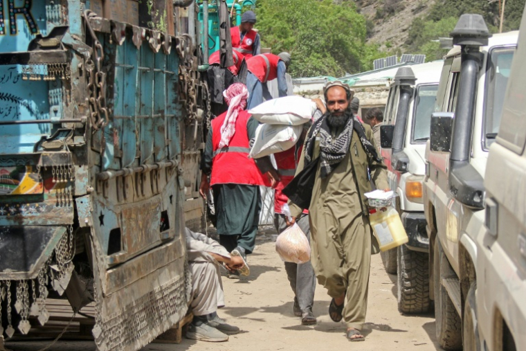Un homme reçoit de l'aide alimentaire distribuée par le Comité international de la Croix-Rouge (CICR) à Kamdesh, dans la province de Nuristan, le 22 avril 2026 en Afghanistan ( AFP / Aimal ZAHIR )