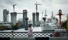 Une passante devant le port de Kaliningrad, le 15 octobre 2025 ( AFP / Alexander NEMENOV )