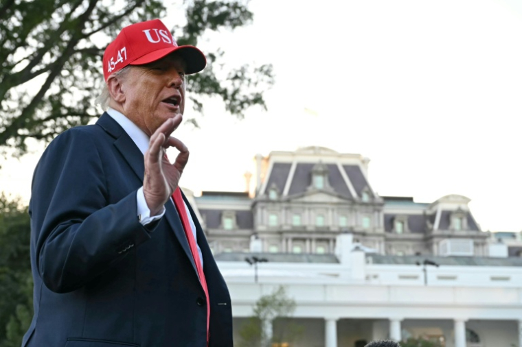 Le président américain Donald Trump parle à la presse à son arrivée à la Maison Blanche à Washington, le 5 octobre 2025 ( AFP / ANDREW CABALLERO-REYNOLDS )