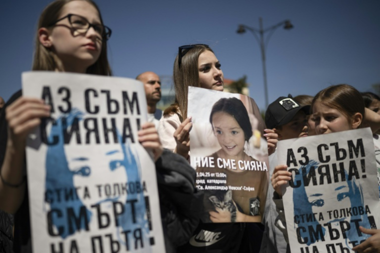 Des manifestants brandissant des pancartes "Je suis Siyana" et des portraits de la jeune fille de 12 ans tuée dans un accident de la route en Bulgarie, lors d'une manifestation contre la corruption dans la capitale Sofia, le 13 avril 2025 ( AFP / Nikolay DOYCHINOV )