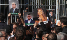 Des gens se rassemblent à Beyrouth au Liban pour s'opposer à la révocation du juge Tarek Bitar dans l'enquête sur l'explosion meurtrière dans le port de la capitale en 2020