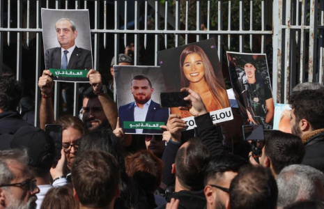 Des gens se rassemblent à Beyrouth au Liban pour s'opposer à la révocation du juge Tarek Bitar dans l'enquête sur l'explosion meurtrière dans le port de la capitale en 2020