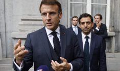 Emmanuel Macron et Stéphane Séjourné, à Bruxelles, le 20 octobre 2022 ( AFP / LUDOVIC MARIN )