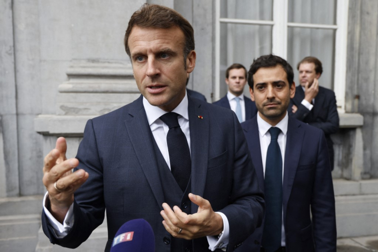 Emmanuel Macron et Stéphane Séjourné, à Bruxelles, le 20 octobre 2022 ( AFP / LUDOVIC MARIN )