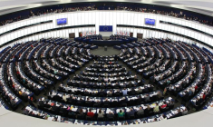 Des membres du Parlement européen participant à une session de vote au Parlement européen à Strasbourg