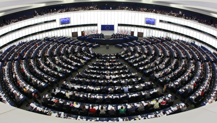 Des membres du Parlement européen participant à une session de vote au Parlement européen à Strasbourg