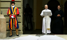 Le pape Léon XIV s'adresse à la foule pour la prière de l'Angélus sur la Piazza della Liberta (place de la Liberté) devant le palais apostolique dans le domaine papal d'été à Castel Gandolfo, à 40 km au sud-est de Rome, le 13 juillet 2025. ( POOL / Tiziana FABI )