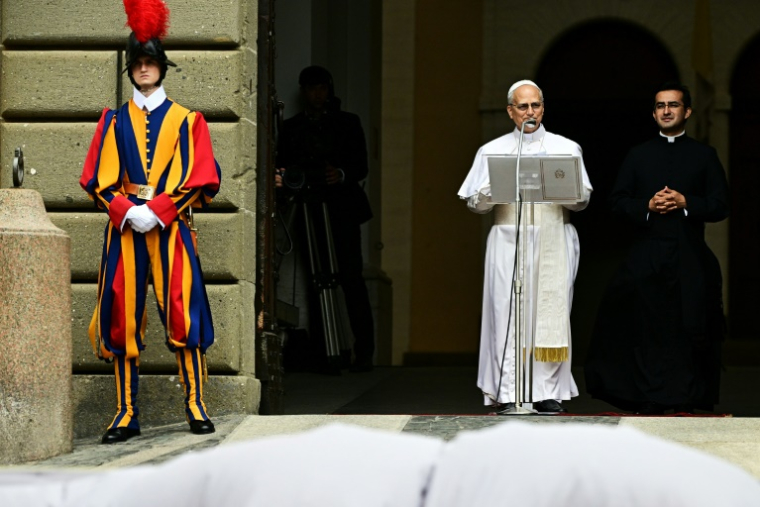 Le pape Léon XIV s'adresse à la foule pour la prière de l'Angélus sur la Piazza della Liberta (place de la Liberté) devant le palais apostolique dans le domaine papal d'été à Castel Gandolfo, à 40 km au sud-est de Rome, le 13 juillet 2025. ( POOL / Tiziana FABI )