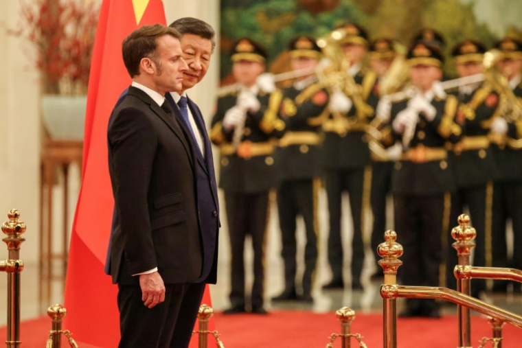 Le président chinois Xi Jinping et le président français Emmanuel Macron au Palais du Peuple à Pékin, le 4 décembre 2025 ( POOL / Ludovic MARIN )