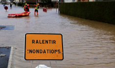 Un panneau signalant une zone inondée