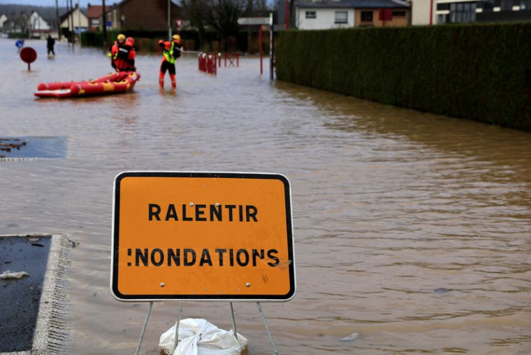 Un panneau signalant une zone inondée