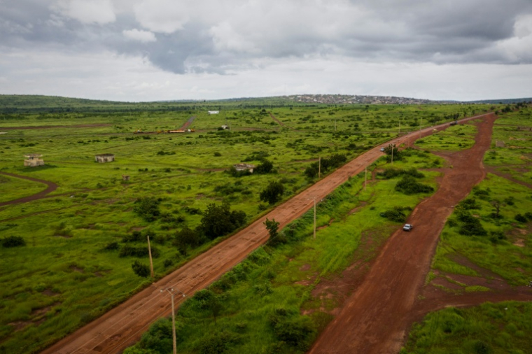 Vue aérienne d'une route reliant Bamako à la ville de Kayes, le 27 août 2019 au Mali ( AFP / MICHELE CATTANI )