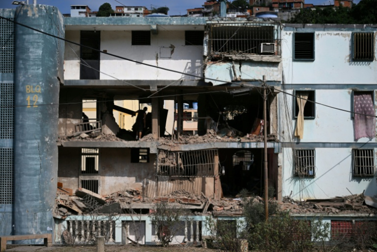 Un bâtiment endommagé à Catia La Mar, au Venezuela, le 4 janvier 2026, au lendemain de la capture du président déchu Nicolás Maduro lors d’une frappe américaine ( AFP / Federico PARRA )