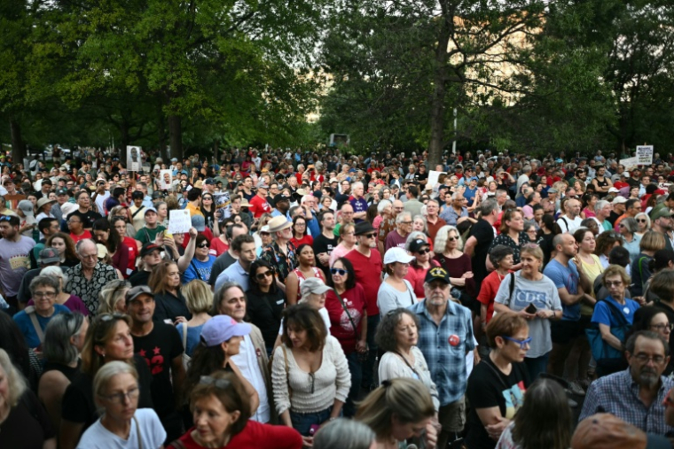 Manifestation pour la défense du Kennedy Center, haut lieu culturel de Washington que le président américain Donald Trump menace de condamner si son nom n'y est pas accolé, le 18 septembre 2026 à Washington ( AFP / Kent NISHIMURA )