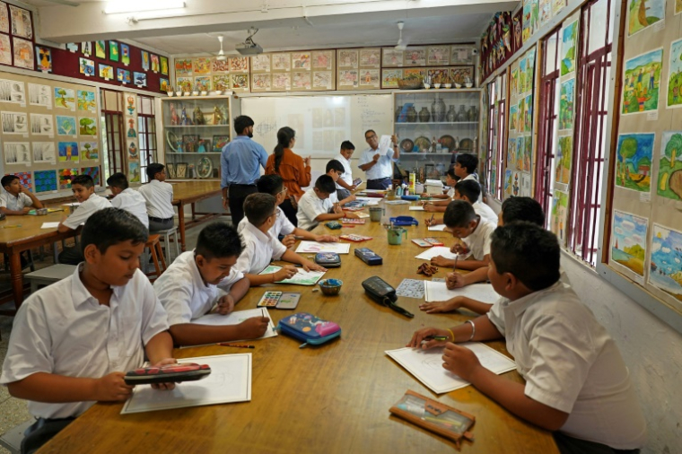 Des élèves de Mayo College à Ajmer, en Inde, assistent à un cours de dessin le 13 août 2025 ( AFP / HIMANSHU SHARMA )