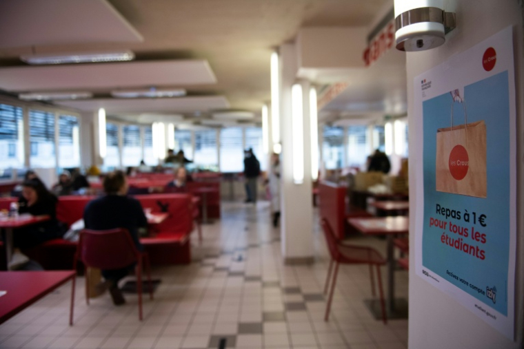 Des étudiants déjeunent dans un restaurant du Crous où des repas à un euro sont servis, le 9 février 2021 à Paris ( AFP / Martin BUREAU )